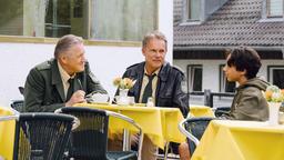 Hubert (Christian Tramitz) und Girwidz (Michael Brandner) wollen Kai Tennholt (Yanis Scheurer) als verdeckten Ermittler anheuern.