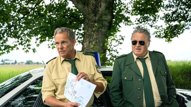 Bild: ARD/Jenrick Mielke Lina hat das Auto, dass sie am Tatort gesehen hat, gemalt. Hubert (Christian Tramitz) und Griwidz (Michael Brandner) sind sich sicher - es ist die Ente von Michaela Schmidhofer. Hat sie Frau Hackl auf dem Gewissen?