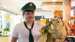 Martin Riedl (Paul Sedlmeir) braucht dringend Hilfe mit seiner Uniform.
