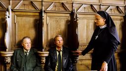 Oberin Renate (Michaela Steiger) bittet Hubert (Christian Tramitz) um ein Gespräch unter vier Augen (mit Michael Brandner).