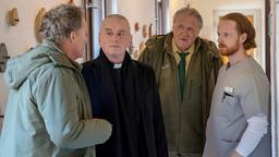 Pfleger Achim (Felix Phönix Lehmann) ist misstrauisch, als Hubert (Christian Tramitz) und Girwidz (Michael Brandner) mit  Pfarrer Stein (Thomas Huber) auftauchen.