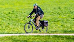 Riedl (Paul Sedlmeir) ist schon mit dem Fahrrad unterwegs zum Lengstätter Hof.