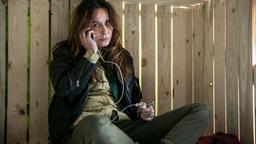 Sabine Kaiser (Katharina Müller-Elmau) schafft es, aus ihrem Gefängnis zu telefonieren.