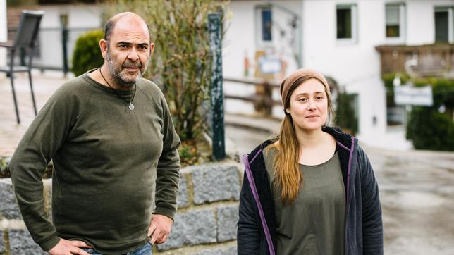 Bild: ARD/TMG/Emanuel A. Klempa Yazid (Hannes Ringlstetter) und die Pflegerin Martina Stremml (Anna März) sind beeindruckt von Riedls Heldentat.