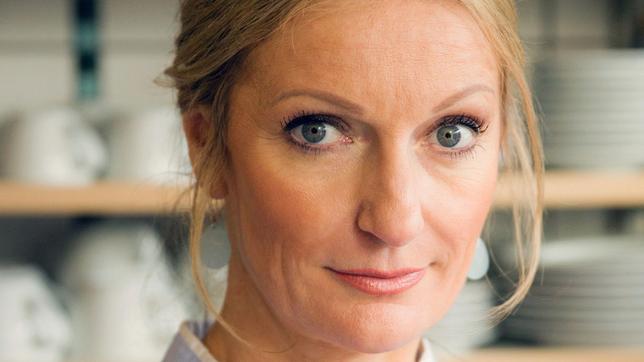 Bild: ARD/TMG/EmanuelA. Klempa Monika Gruber spielt Barbara Hansen, die Inhaberin der Bäckerei Rattlinger.