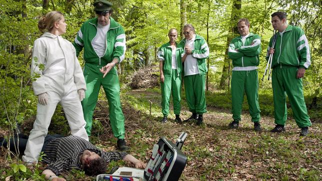 Bild: ARD/TMG/Chris Hirschhäuser Sonja Wirth, Dr. Anja Licht und die Mannschaft