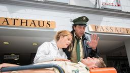Anja Licht (Karin Thaler) und Staller (Helmfried von Lüttichau) sorgen sich um den verletzten Hubert (Christian Tramitz).