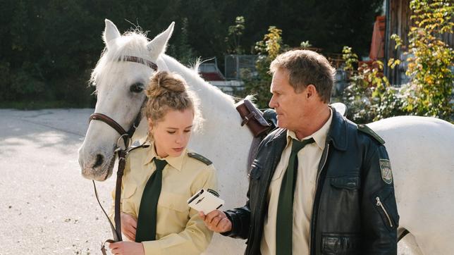Das herrenlose Pferd mit dem Handy in der Satteltasche gibt Hubert (Christian Tramitz) und Lena (Klara Deutschmann) Rätsel auf.