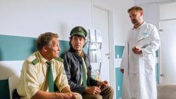 Der Arzt eröffnet Staller (Helmfried von Lüttichau, 2.v.l. mit Christian Tramitz), dass er ab jetzt gesund leben muss.