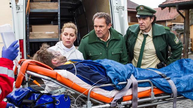 Bild: ARD/TMG/Chris Hirschhäuser Der Paketbote Peter Sendel kann Hubert (Christian Tramitz mit Karin Thaler) und Staller (Helmfried von Lüttichau) noch einen Hinweis zuflüstern.