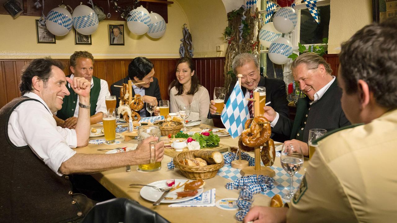 Ein Hauch Fernost in WolfratshausenGirwitz (Michael Brandner), Riedl (Paul Sedlmeir), Hubert (Christian Tramitz) und Staller (Helmfried von Lüttichau) sorgen für gute Unterhaltung bei den Gästen.