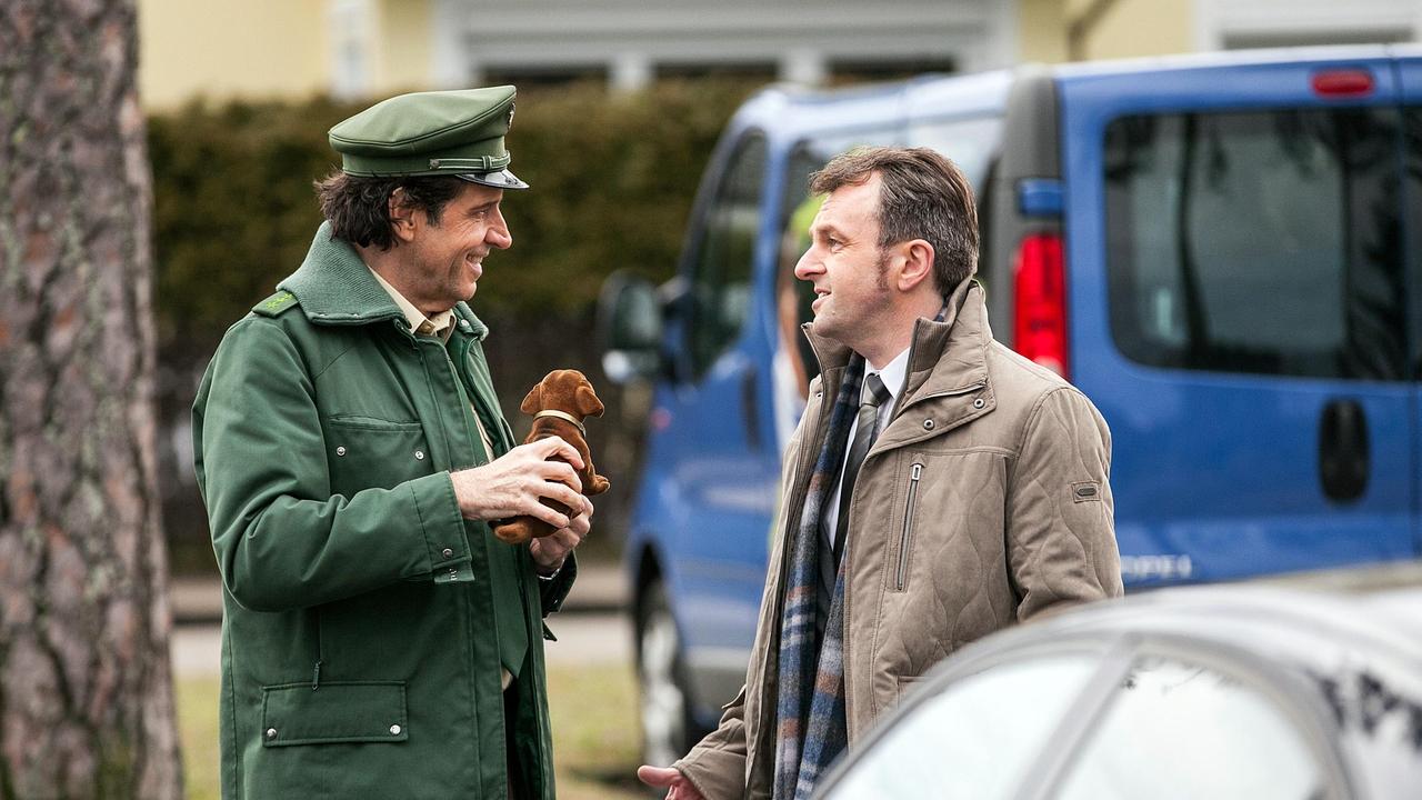 In Wolfratshausen verschwinden seit einiger Zeit Wertgegenstände aus parkenden Autos. Staller (Helmfried von Lüttichau) muss sich darum kümmern und spricht mit einem Betroffenen (Christian Ammermüller).