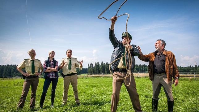 Bild: ARD/TMG/Chris Hirschhäuser Staller, Hubert, Sonja und Kati mit Hermann Meixner