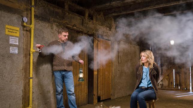 Georg Meißner (Sebastian Bezzel) droht Barbara Hansen (Monika Gruber) damit, die Scheune mit Hilfe der Biogasanlage in die Luft zu sprengen.
