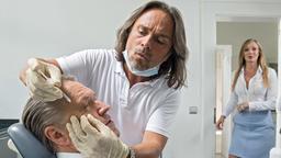 Girwidz (Michael Brandner) lässt sich bei Schönheitschirurg Dr. Fritz Bähr (Sebastian Goder, M. mit Rilana Nitsch) behandeln.