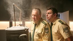Girwidz (Micheal Brandner) und Riedl (Paul Sedlmeir) wollen Schnaps brennen.