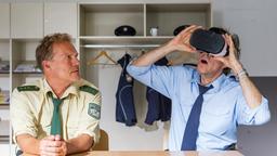 Hubert (Christian Tramitz) sieht skeptisch zu, wie Staller (Helmfried von Lüttichau) die Virtual-Reality-Brille testet.