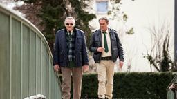 Hubert (Christian Tramitz) und Girwidz (Michael Brandner) haben ein vertrauliches Gespräch bei einem Spaziergang durch den Park.