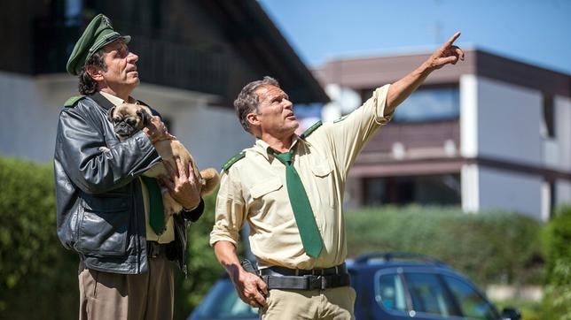 Bild: ARD/TMG/Christian Hirschhäuser Hubert (Christian Tramitz) und Staller (Helmfried von Lüttichau) auf Spurensuche nach dem Entführer des Babys.