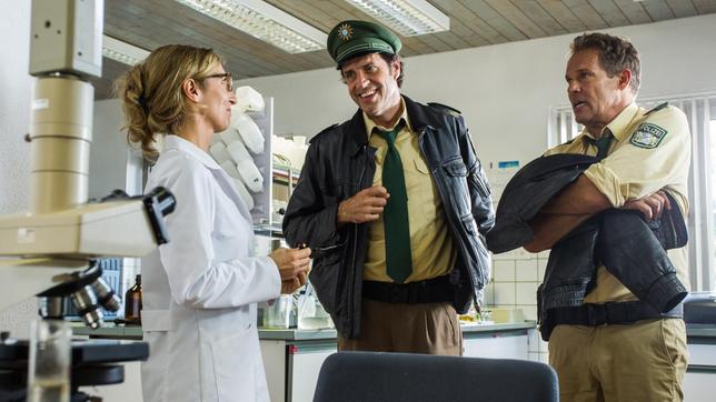 Bild: ARD/TMG/Arvid Uhlig Hubert (Christian Tramitz) und Staller (Helmfried von Lüttichau) befragen Monika Bösmeier (Isabella Leicht).