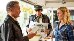 Hubert (Christian Tramitz) und Staller (Helmfried von Lüttichau) erfahren von der frisch gebackenen Ladenbesitzerin Barbara Hansen (Monika Gruber), dass der Tote ein notorischer Schürzenjäger war.