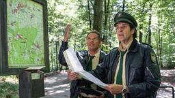 Hubert (Christian Tramitz) und Staller (Helmfried von Lüttichau) haben Schwierigkeiten, sich zu orientieren.