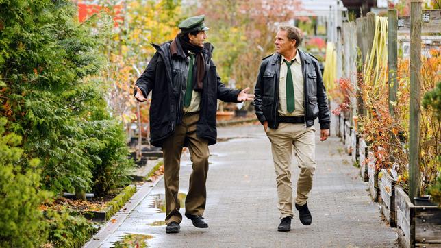 Bild: ARD/TMG/Emanuel Klempa Hubert (Christian Tramitz) und Staller (Helmfried von Lüttichau) machen sich auf den Weg, die Beschäftigten der Gärtnerei Ammerland zu befragen.