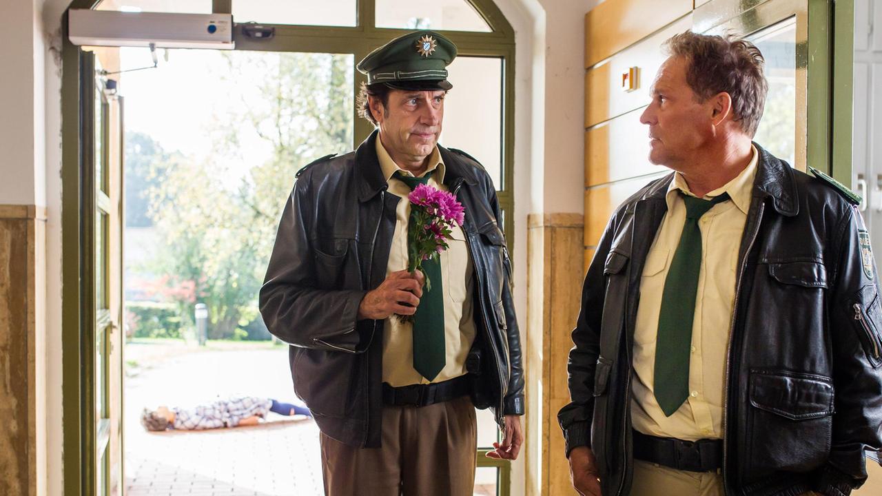 Hubert (Christian Tramitz) und Staller (Helmfried von Lüttichau) statten ihrem Kollegen Riedl einen Krankenbesuch ab.