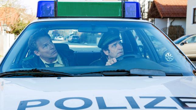 Bild: ARD/TMG/Marco Meenen Hubert (Christian Tramitz) und Staller (Helmfried von Lüttichau) wurden gerufen, um einen Ehestreit zu schlichten.