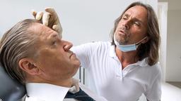 Schönheitschirurg Dr. Fritz Bähr (Sebastian Goder) berät Girwidz (Michael Brandner) in Sachen Botoxbehandlung.