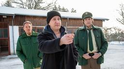 Hubert (Christian Tramitz) und Staller (Helmfried von Lüttichau) auf dem Boxerhof mit dem Sozialarbeiter Norbert Dorfner (Mario Irrek)