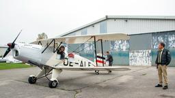 Staller (Helmfried von Lüttichau) muss zwecks Spurensuche einen Rundflug im Doppeldecker über sich ergehen lassen.