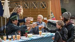 Staller (Helmfried von Lüttichau) und Barbara (Monika Gruber) sorgen für gute Stimmung bei den Gästen, Helmut Neubert (Dirc Simpson), Nadja Erdmann (Sophie Rogall) und Tim Schiller (Daron Yates).