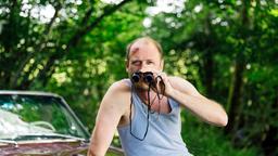 Stefan Haider (Jean-Luc Bubert), ein Schwerkrimineller aus Wien, behält Ben Strobl fest im Blick.