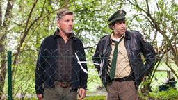 Thomas Grube (Nick Wilder) zeigt Staller (Helmfried von Lüttichau) das Loch im Zaun.