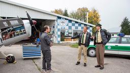 Zwecks Spurensuche wollen Hubert (Christian Tramitz) und Staller (Helmfried von Lüttichau) mit dem Flugschulleiter Michael Kronthaler (Christian Heiner Wolf) einen Rundflug unternehmen.