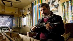 Cem (Aykut Kayacik) findet im Rocker-Hauptquartier auf dem Campingplatz eine Waffe.