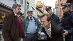 Hauptkommissar Bleyle (Michael Kleiber) lässt Huck (Patrick von Blume) verhaften.