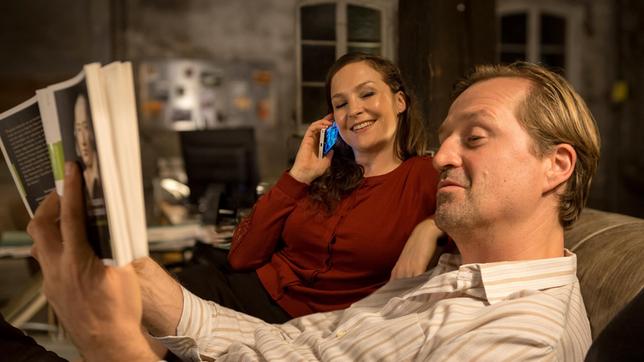 Bild: ARD/SWR Huck (Patrick von Blume) beeindruckt seine Anwältin Katja (Valerie Koch), er liest Hölderlin.