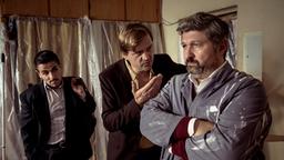 Huck (Patrick von Blume) bittet Cem (Aykut Kayacik), Angelo (Roberto Guerra) nicht der Polizei auszuliefern.
