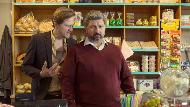 Bild: ARD/SWR Huck (Patrick von Blume) bittet Cem (Aykut Kayacik) um Hilfe.