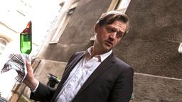 Huck (Patrick von Blume) findet die Mordwaffe.