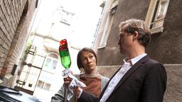 Huck (Patrick von Blume) und Frau Mürdel (Katharina Gaub) mit der Mordwaffe.