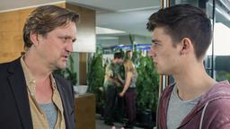 Huck (Patrick von Blume) spricht mit Neffe Caspar (Emanuel Fitz)