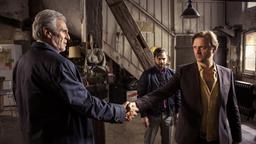 Huck (Patrick von Blume) gibt Gangsterboss Victor (Gojko Mitic) die Hand.