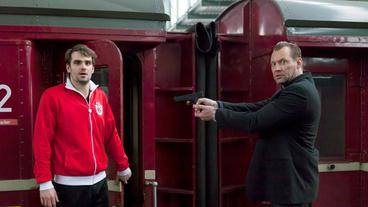 Showdown am Bahnhof: Rainer Gaissert (Marko Dyrlich) hält den Cannstatter Star-Torwart Petram Stanic (Marian Kindermann) mit der Waffe in Schach.