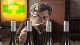 Weinskandal: Cem (Aykut Kayacik) studiert mit einer Lupe die Riesling-Flaschen vom Weingut Ottinger.
