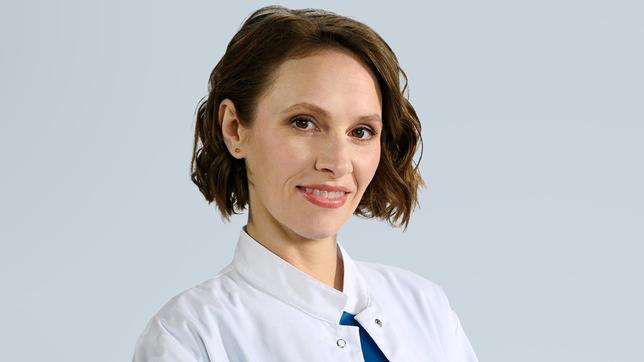 Bild: ARD/Jens-Ulrich Koch Kassandra Wedel spielt Dr. Alica Lipp.