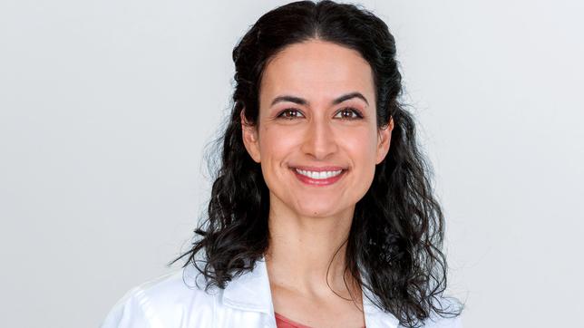 Sanam Afrashteh spielt Dr. Leyla Sherbaz