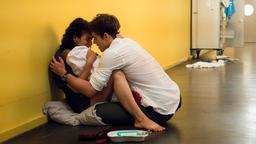 Leyla (Sanam Afrashteh) und Ben (Philipp Danne) halten ihr gesundes Neugeborenes fest in den Armen.